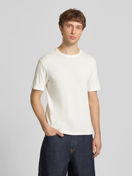 Männermodel trägt Regular Fit T-Shirt aus Baumwoll-Mix von Marc O'Polo Denim, unifarben, Rippstruktur, Rundhals, Ganzkörperansicht von vorne.