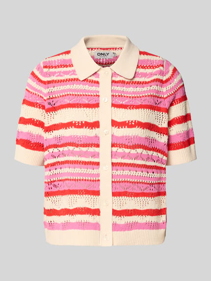 Produktfoto, Regular Fit Poloshirt aus Strick Modell 'LULA' von Only mit Optik: Allover-Muster, gestreift, Lochstrickmuster, Polokragen, Kurzarm, gerippte Abschlüsse, Materialverarbeitung: Strick in Rosa-, Rot- und Beigetönen.