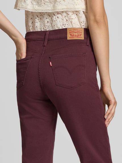 Frauenmodel trägt Straight Fit Jeans aus Baumwoll-Mix mit Viskose-Anteil Modell '314 SHAPING STRAIGHT' von Levi's® 300 in Dunkelrot, Detailaufnahme Rückansicht. Damen Straight Fit Jeans von Levi's® 300