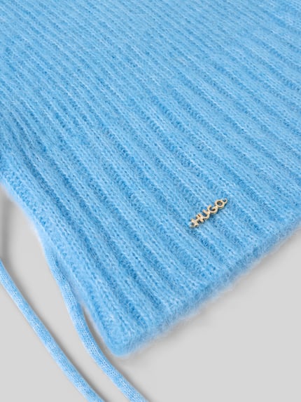 Produktfoto, Mütze mit Woll-Alpaka-Anteil Modell 'Sedylot' von HUGO, hellblaue Strickoptik mit Struktur, Logo-Detail, metallische Akzente, Kordeln