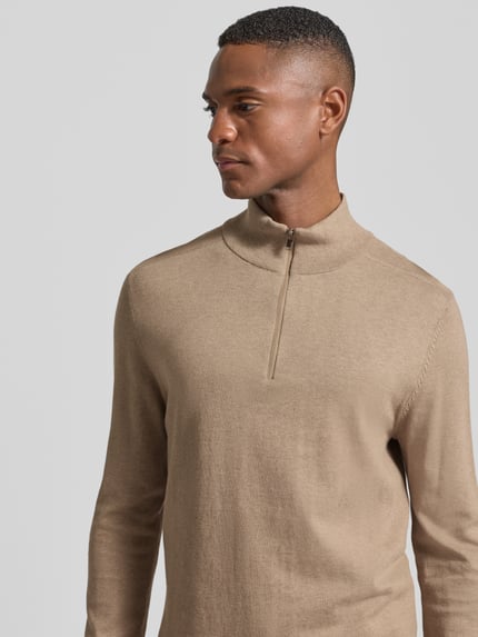 Mannelijk model draagt Regular Fit Troyer uit pure katoen model 'BERG' van SELECTED HOMME in effen beige ribbrei, halve close-up bovenlichaam.