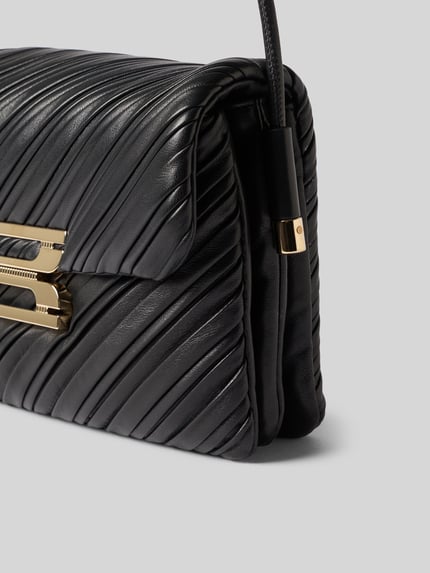 Produktfoto, Shoulder Bag aus echtem Leder von Victoria Beckham, czarny, z efektem pikowania, struktura fakturowana, detal z logo, główna przegroda, smukły pasek, szerokość w rozmiarze 1: 25 cm, długość w rozmiarze 1: 17 cm, głębokość w rozmiarze 1: 6 cm, naturalna skóra