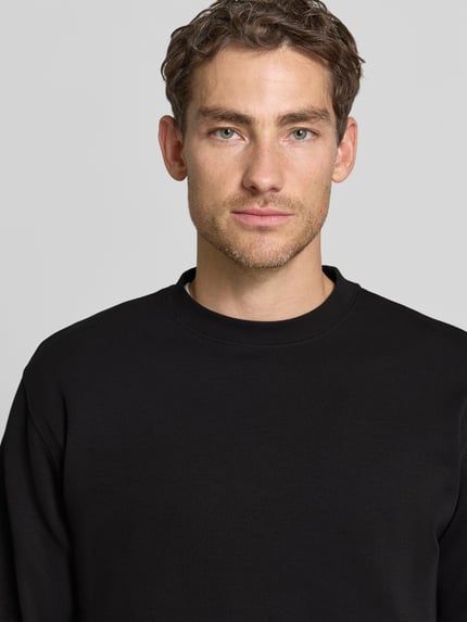 Männermodel trägt schwarzen Slim Fit Pullover aus reiner katoen 'TOM' von Selected, Heren sweatshirt, Nahaufnahme Oberkörper