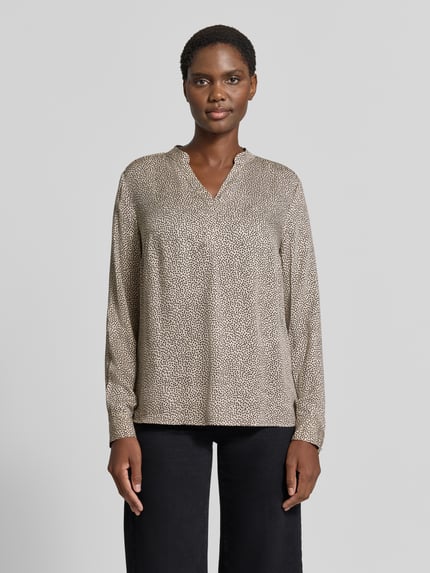 Vrouwenmodel draagt Regular Fit Bluse aus Viskose mit V-Ausschnitt van MORE, beige-bruine all-over look, ruglengte maat 36: 63 cm, mouwlengte maat 36: 61 cm, voorkant volledig zichtbaar, Ganzkörperansicht van voren.