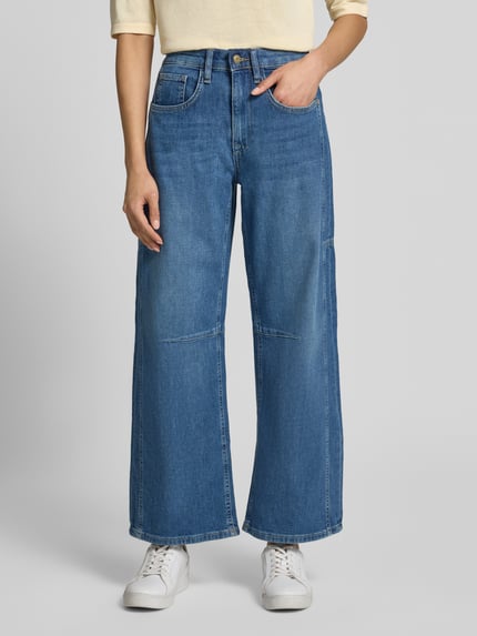 Frauenmodel trägt Loose Fit Jeans aus reiner Baumwoll-Mix Modell 'Ohio Barrel' von MAC in Mittelblau, Damen Wide & Loose Fit Jeans von MAC, Ganzkörperansicht von vorne.