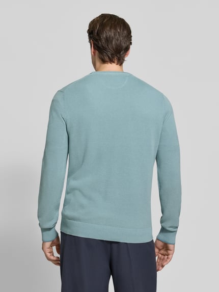 Männermodel trägt Regular Fit Strickpullover aus reiner Baumwolle mit Label-Detail von LERROS in Hellblau, strukturierte Oberfläche, Ganzkörperansicht Rückansicht. Rückenlänge 68 cm, Ärmellänge 69 cm, elastische Abschlüsse.
