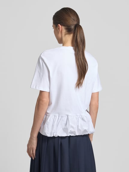 Vrouwenmodel draagt T-Shirt met Rundhalsausschnitt van Rich & Royal, relaxed fit, zuiver katoen, halve mouwen, ruglengte 59 cm, rugaanzicht.