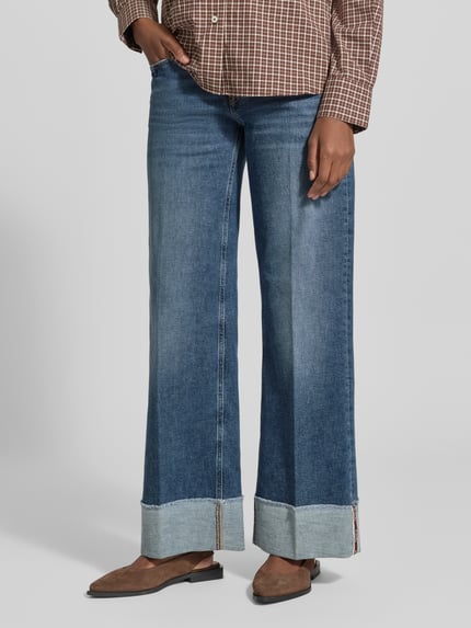 Frauenmodel trägt Wide Fit Jeans aus Baumwoll-Mix Modell 'ANTONIA' von CAMBIO, mittleres Blau, breite Beine, umgeschlagene Säume, Damen Wide & Loose Fit Jeans, Nahaufnahme Unterkörper.