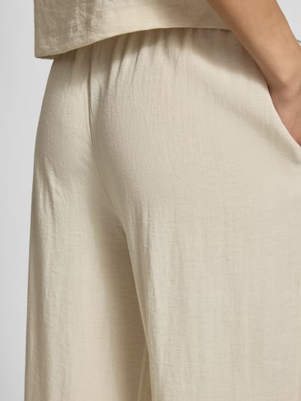 Vrouwenmodel draagt Straight Fit broek uit viscosemix model 'Daria' van MSCH Copenhagen, mix van linnen en viscose, detailopname heup.