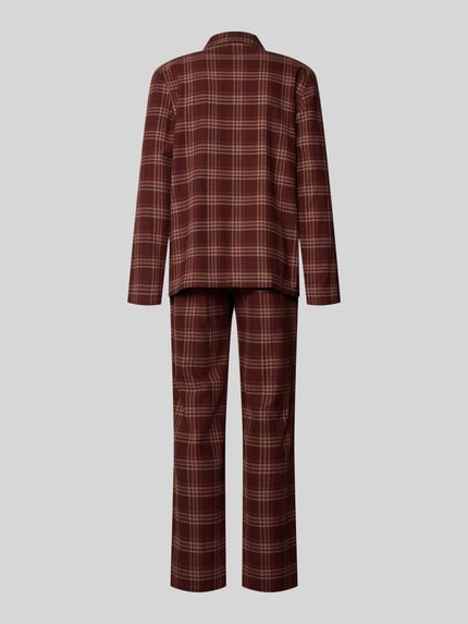 Männermodel trägt Pyjama aus reiner Baumwolle mit Knopfleiste und Umlegekragen von Schiesser, Regular Fit, Karomuster, Ganzkörperansicht Rückansicht.