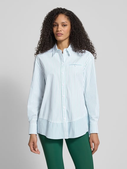 Vrouwenmodel draagt Regular Fit Bluse mit Brusttasche van Marc Cain, puur katoen, overhemdkraag, borstzak, knoopsluiting, ruglengte 73 cm, mouwlengte 58 cm, wit met blauwe strepen, frontaal zicht bovenlichaam