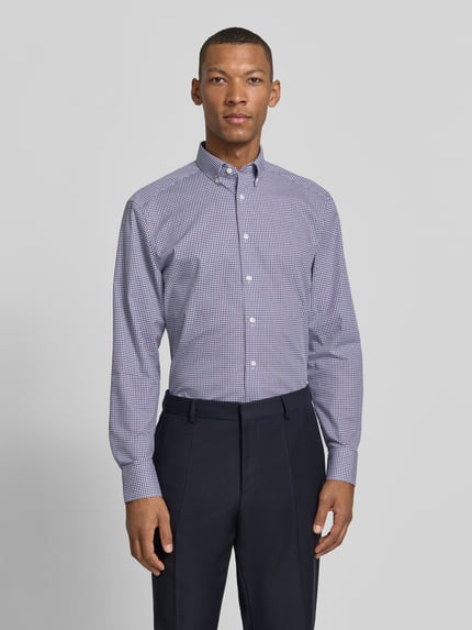 Männermodel trägt Regular Fit Businesshemd mit Button-Down-Kragen von OLYMP, Gitterkaro-Muster, Webware, Ganzkörperansicht von vorne.