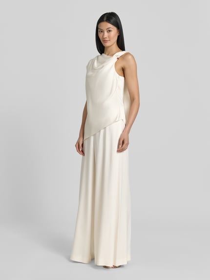 Frauenmodel trägt Regular-Fit Jumpsuit in Satin-Optik Modell 'DANJINI' von BOSS in Creme mit fließender Struktur, Ganzkörperansicht von vorne, Damen Jumpsuit.