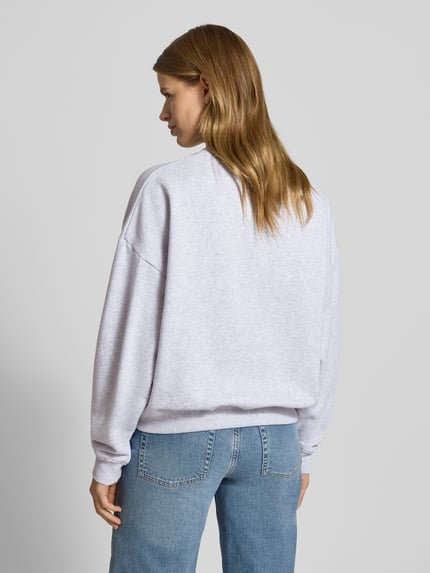 Vrouwenmodel draagt Sweatshirt mit Statement-Stitching und Rundhalsausschnitt van OH APRIL, lichtgrijs, katoen, rugaanzicht, regular fit.