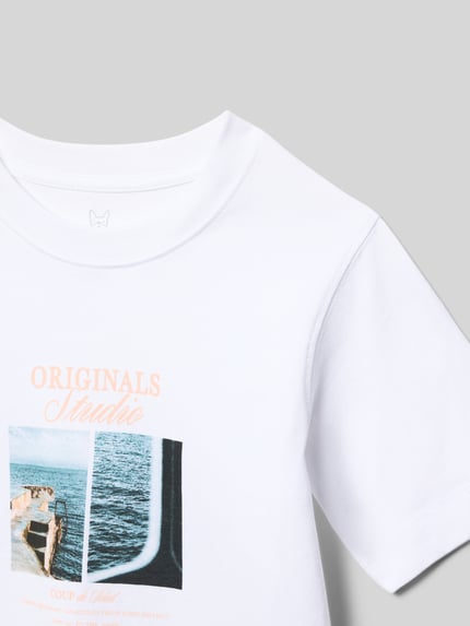 Produktfoto, Kinder T-Shirt mit Motiv- und Statement-Print Modell 'NORREBRO' von Jack & Jones aus Baumwoll-Mix, Rundhalsausschnitt, Regular-Fit, weiß mit farbigem Print, Label-Detail, Rückenlänge bei Größe 140: 46 cm