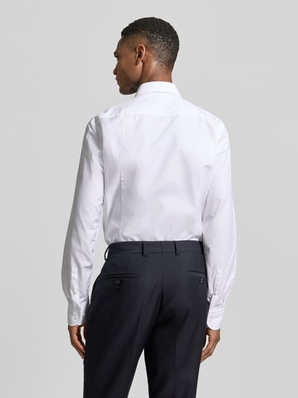 Männermodel trägt Slim Fit Freizeithemd aus reiner bawełna von BOSS, efekt: jednolity kolor, wzór na całej powierzchni, popelina, Ganzkörperansicht Rückansicht.