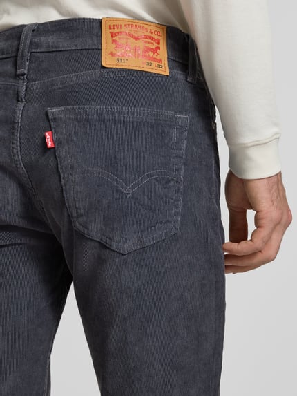 Männermodel trägt Slim Fit Jeans aus Baumwoll-Mix Modell '511® SLIM' von Levi's®, dunkelgraue Farbe, sichtbare Struktur, Nahaufnahme Rückansicht, Herren Slim Fit Jeans von Levi's®.