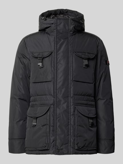 Produktfoto, Jacke mit Pattentaschen Modell 'AIPTEK' von Peuterey, Schwarz, Kapuze, verdeckter Reißverschluss, Regular Fit, glattes Material. Herren Jacke von Peuterey, Rückenlänge 76 cm, Schulterbreite 48 cm, Brustweite 54 cm, Ärmellänge 68 cm.