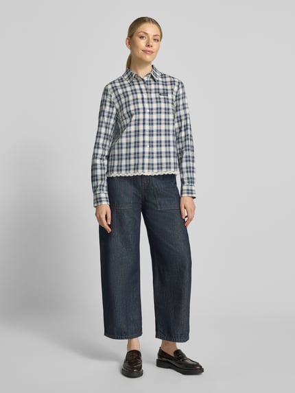 Vrouwenmodel draagt Regular fit overhemdblouse uit puur katoen met kant van Oui, langemouws, overhemdkraag, logopatch, knoopsluiting, ruitpatroon, ruglengte maat 36: 57 cm, mouwlengte maat 36: 61 cm, fullbodyvooraanzicht.