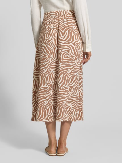 Vrouwenmodel draagt Midirok uit linnen-viscosemix met knoopsluiting model 'FALAKKA' van B.Young, A-lijn, allover look, totale lengte 89 cm, taillewijdte 38 cm, achteraanzicht volledige lichaamsopname.