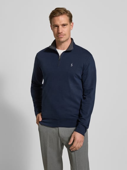 Männermodel draagt Sweatshirt mit Stehkragen van Polo Ralph Lauren in donkerblauw, katoen-viscose-mix, regular fit, Ganzkörperansicht van voren.