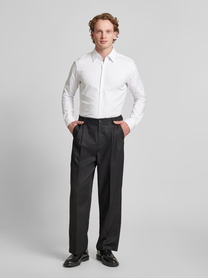 JOOP! COLLECTION Koszula biznesowa męska JOOP! Collection;Mieszanka bawełny z dodatkiem streczu;Krój slim fit;Model ‘Pierce’;Kołnierzyk typu kent;Listwa guzikowa na całej długości;Sportowe mankiety;Długość tyłu w rozmiarze 40: 76 cm;Szerokość ramion w rozmiarze 40: 45 cm;Długość rękawa w rozmiarze 40: 68 cm Biały 1