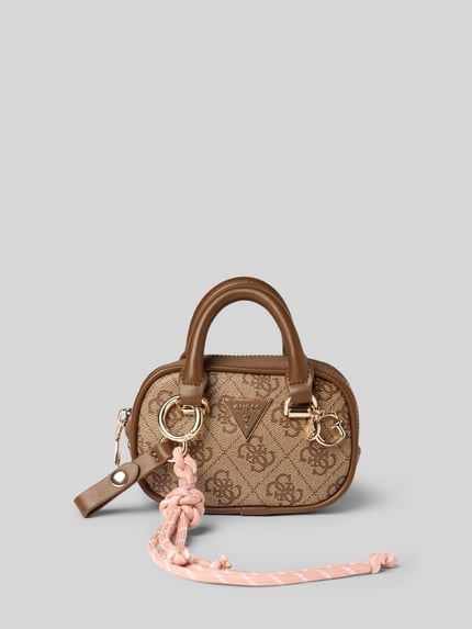 Produktfoto, Schlüsselanhänger mit Kunstfell-Detail Modell 'NOELLE II' von GUESS, mehrfarbig glänzend, rechteckig, Logo-Prägung, metallische Akzente, Karabinerverschluss, O-Ring-Schließe, Tragehenkel, Hauptfach.