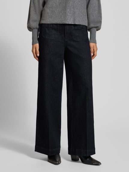 Frauenmodel trägt Wide Leg Jeans mit aufgesetzten Taschen von Stefanel in Dunkelblau, Baumwoll-Elasthan-Mix, Nahaufnahme Oberkörper.