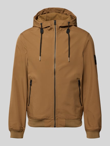 Produktfoto, Softshelljacke mit Reißverschlusstaschen von Jack & Jones in Braun, Kapuze mit Tunnelzug, Regular Fit, glatte Textur