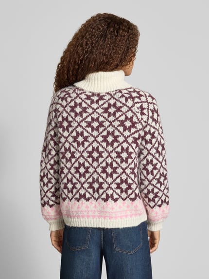 Frauenmodel trägt Rollkragenpullover mit Ballonärmeln von ONLY, mehrfarbiges Rauten- und Sternenmuster, Strickoptik, Ganzkörperansicht Rückansicht.