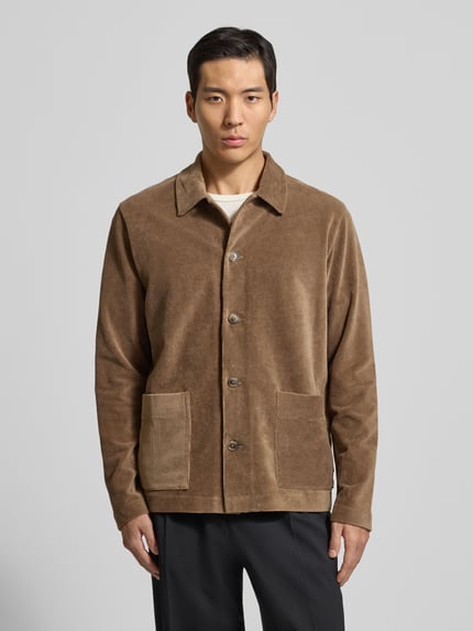 Mannelijk model draagt Regular Fit Hemd aus reiner Baumwolle van Marc O'Polo, effen corduroy, opgestikte zakken, Kent kraag, lange mouwen, vooraanzicht.