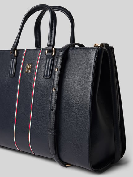 Produktfoto, Umhängetasche in Leder-Optik von Tommy Hilfiger, Optik: unifarben, Magnetverschluss, Kontraststreifen, Logo-Applikation aus Metall, geteiltes Hauptfach, Tragehenkel und abnehmbarer Schulterriemen