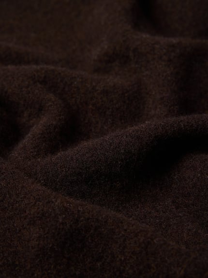 Produktfoto, Schal aus reiner Wolle Modell 'Gaze' von DRYKORN, dunkelbraune Farbe, weiche wollige Textur, rechteckig, Fransen-Abschluss, Breite 62 cm