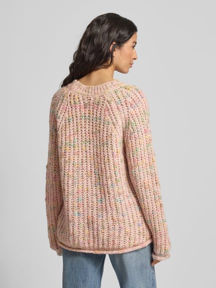Kobiece model prezentuje Strickpullover mit Rundhalsausschnitt und Rollsaum od Smith and Soul, różowy melanż, efektowna gruba dzianina, regularny krój, widok całej sylwetki z tyłu.