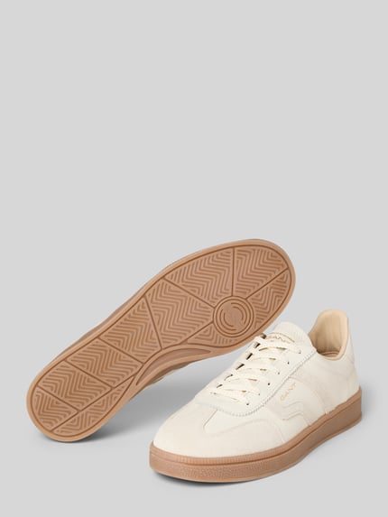 Produktfoto, Sneaker aus echtem Leder Modell 'Cuzima' von Gant in Creme mit abgerundeter Passform, Logo-Prägung, Absatzhöhe 3 cm, Schafthöhe 7 cm, Schaftweite 8 cm, strukturierte Gummisohle und glatte Oberflächenstruktur