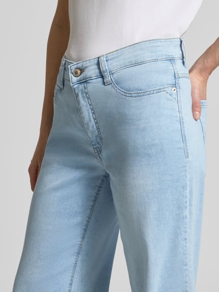 Frauenmodel trägt Wide Leg Jeans mit Eingrifftaschen Modell 'Dream' von MAC, Baumwoll-Mix mit Modal-Anteil, Nahaufnahme Oberkörper.