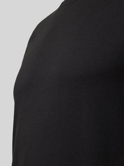 Männermodel trägt T-Shirt aus Baumwolle mit Rundhalsausschnitt von bugatti, schwarze glatte Oberfläche, Nahaufnahme Oberkörper, Slim Fit.