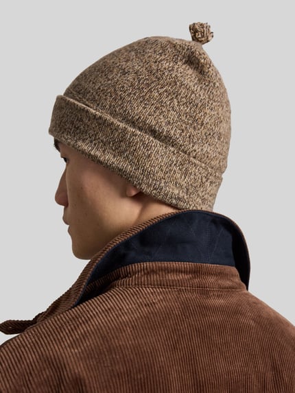 Mannenmodel draagt Regular fit blouson van katoen-cord van Polo Ralph Lauren in bruin met structuur, driekwart achteraanzicht.