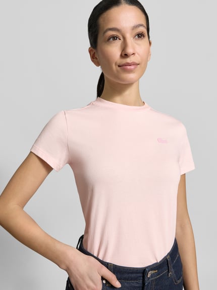 Frauenmodel trägt Slim Fit T-Shirt aus Baumwoll-Mix von Lacoste Sport in Optik: Unifarben mit Logo-Patch und Rundhals, Nahaufnahme Oberkörper.