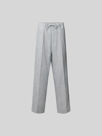 Produktfoto, spodnie materiałowe Wide Fit Stoffhose aus Leinen-Mix von Officine Générale, mieszanka lnu i bawełny, krój wide fit, elastyczny pas z tunelem, kanty, kieszeń z tyłu, długość wewnętrzna nogawki w rozmiarze 50: 79 cm, szerokość w rozmiarze 50: 45 cm, biało-niebieskie paski, proste nogawki, gładka tekstura