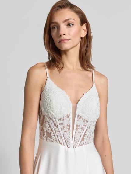 Frauenmodel trägt Abendkleid aus Satin mit Stitchings und Schnürung von Mascara, Spaghettiträger, A-Linie, Nahaufnahme Oberkörper.