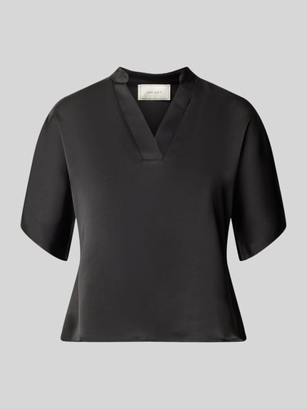 Produktfoto, Blusenshirt aus Satin mit V-Ausschnitt Modell 'Anelle' von Neo Noir, schwarzer Satin, Regular Fit, glatte Textur