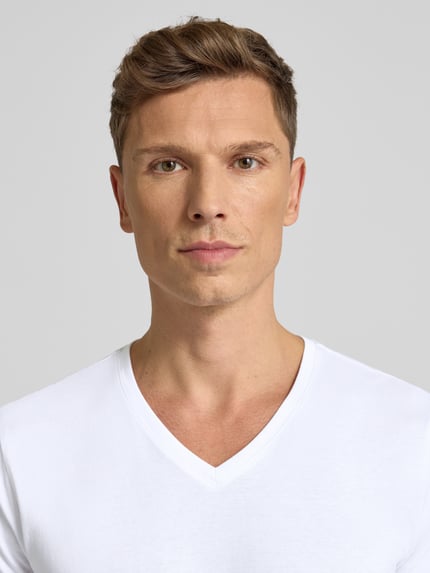 Männermodel trägt T-Shirt mit V-Ausschnitt im 2er-Pack von Christian Berg Men, reine Baumwolle, Slim-Fit, Nahaufnahme Oberkörper.