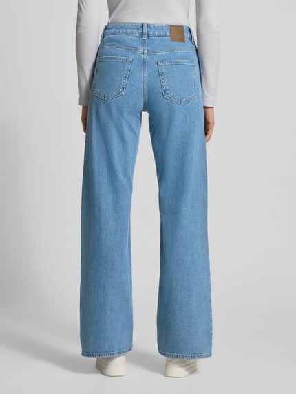 Frauenmodel trägt Wide Leg Jeans aus Baumwoll-Mix Modell 'WIDE BEA-KORI' von Selected Femme, hellblauer Denim, 5-Pocket-Design, Ganzkörperansicht Rückansicht.