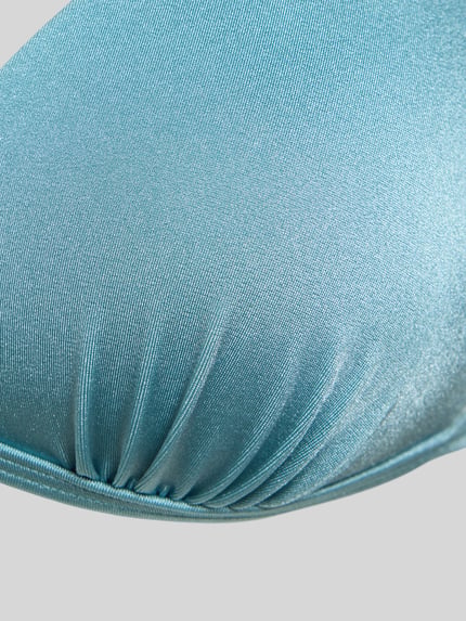 Produktfoto, Bikini-Oberteil mit Rüschenbesatz Modell 'Liora' von LASCANA aus elastischem Material-Mix in Hellblau, Detailaufnahme