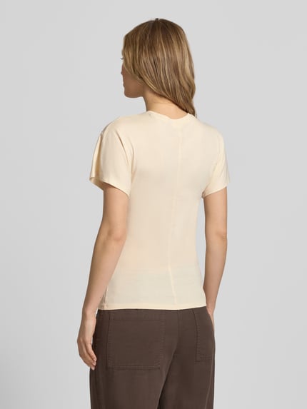 Vrouwenmodel draagt T-shirt uit katoen met ronde hals van Jake*s Casual, slim fit, deelnaad, ruglengte maat S 61 cm, geheellichaamsaanzicht achterkant.