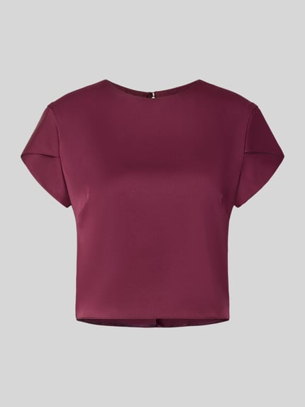 Produktfoto, Bluse aus Satin von Rinascimento, gerade Passform in Dunkelrot, kurzer Ärmel, matter Glanz, Rundhalsausschnitt, Rückseite mit Knopfverschluss, Material-Mix mit Stretch-Anteil, Rückenlänge 44 cm bei Größe S.
