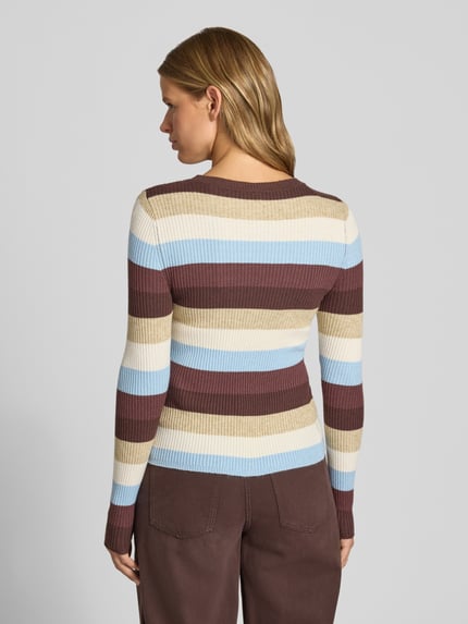 Vrouwenmodel draagt Regular Fit Pullover aus Viskose-Mix Modell 'IBI' van ONLY, gestreept in bruin, beige en lichtblauw, dame pullover, volledige rugaanzicht.