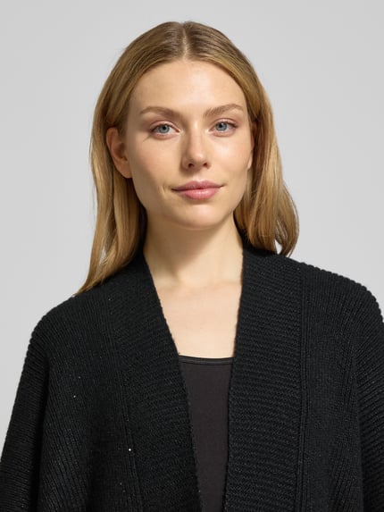 Vrouwenmodel draagt Poncho met 1/2-mouw model 'Ablanki' van OPUS, losse pasvorm, geribbelde boorden, zwart, close-up bovenlichaam.