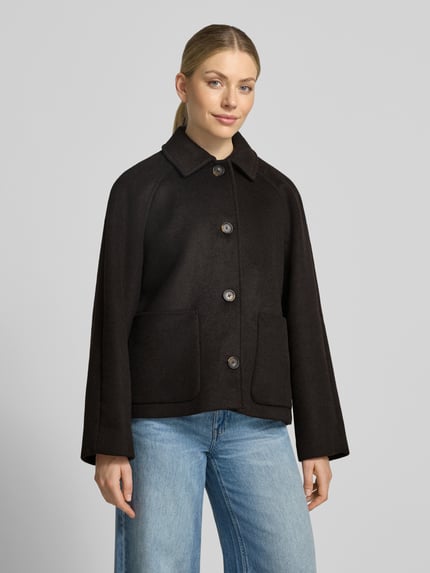 Frauenmodel trägt Relaxed Fit Jacke mit Woll-Anteil von Christian Berg Woman Selection, Material-Mix, aufgesetzte Taschen, Umlegekragen, Knopfleiste, schwarze Farbe, glatte Textur, Ganzkörperansicht von vorne.